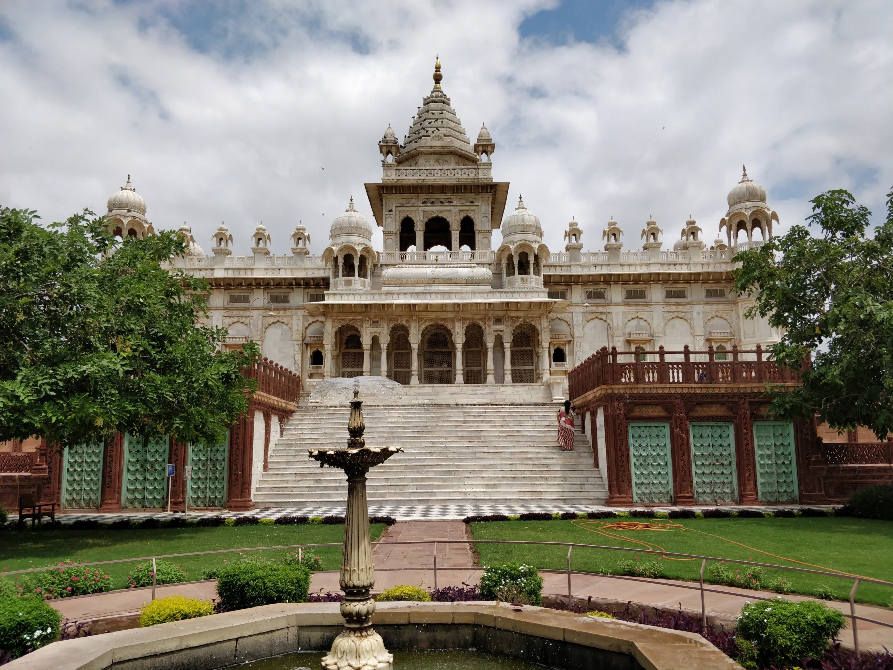 White marble Jaswant Thada behind lawns and a reflecting pool.