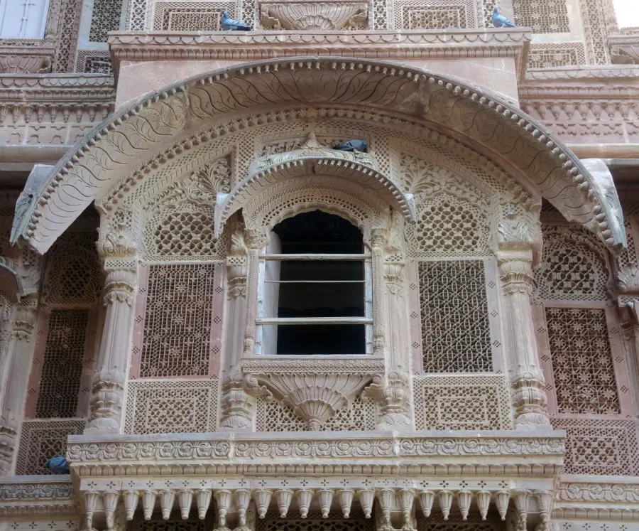 Intricately carved sandstone jharokha window on Mehrangarh’s palace facade.